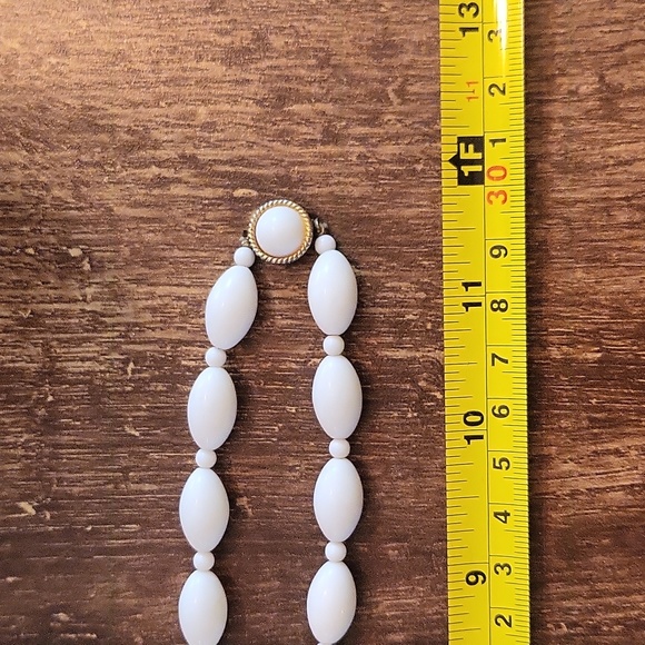 Vintage White Necklace - Picture 3 of 5